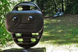 Skulptur von Miro im Grün des Skulpturenparks