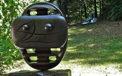 Skulptur von Miro im Grün des Skulpturenparks