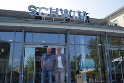 Susanne Thiel und Ralf Geisendörfer vor der Schwimmoper, auf der gerade die neuen Schriftzeichen montiert werden