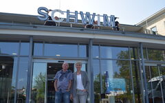 Susanne Thiel und Ralf Geisendörfer vor der Schwimmoper, auf der gerade die neuen Schriftzeichen montiert werden