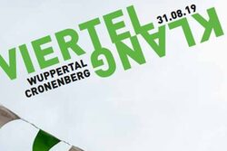Titelseite des Programmflyers zu der Veranstaltung "Viertelklang" im Wuppertaler Stadtteil Cronenberg zeigt eine Wimpelgirlande mit grün-weißen Elementen.