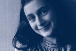 Plakat zeigt Porträt von Anne Frank und den Titel der Ausstellung: „Deine Anne. Ein Mädchen schreibt Geschichte“ in weißer Schrift