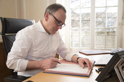 Oberbürgermeister Andreas Mucke am Schreibtisch
