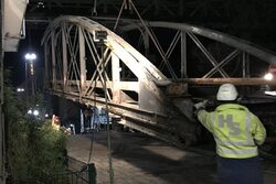 Pfälzer Brücke wird mithilfe eines Krans demontiert