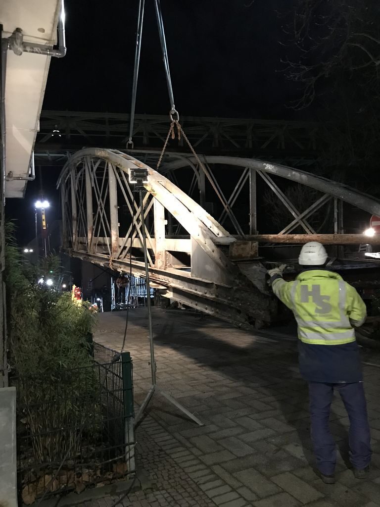 Pfälzer Brücke wird mithilfe eines Krans demontiert