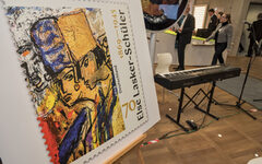 Präsentation der Briefmarke zum Else-Lasker-Schüler-Jahr mit gezeichnetem Motiv der Künstlerin