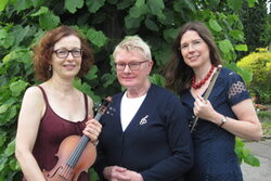 Drei Künstlerinnen mit ihren Instrumenten