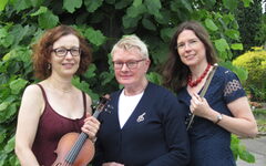 Drei Künstlerinnen mit ihren Instrumenten