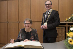 Bettina Limperg trägt sich ins Goldene Buch der Stadt Wuppertal ein. Der Oberbürgermeister Andreas Mucke trägt zu diesem Anlass seine Amtskette.