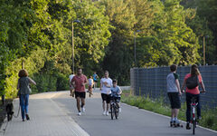 Spaziergänger, Läufer und Radler auf der Nordbahntrasse