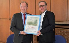 Staatsminister a. D. Michael Breuer übergibt die Mitgliedsurkunde des Fördervereins der NRW-Stiftung an Wuppertals Oberbürgermeister Andreas Mucke
