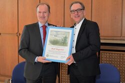 Staatsminister a. D. Michael Breuer übergibt die Mitgliedsurkunde des Fördervereins der NRW-Stiftung an Wuppertals Oberbürgermeister Andreas Mucke