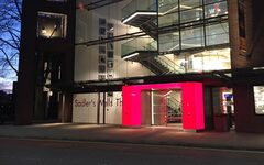 Eingang des Theaters Sadler's Wells in London mit rot beleuchtetem Entree