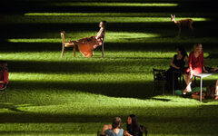 Eine Bühne mit einem leuchtend grünen Rasen