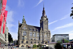 Das Verwaltungshaus in Elberfeld vor blauem Himmel