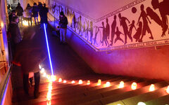 Beim Winter-Event "Lichterwege" werden Treppen im Kerzenschein inszeniert.