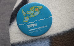 Button mit dem Logo des Wupperputzes