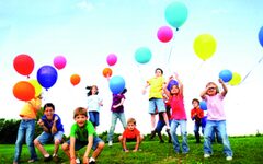 Kinder mit Luftballons auf der Hardt
