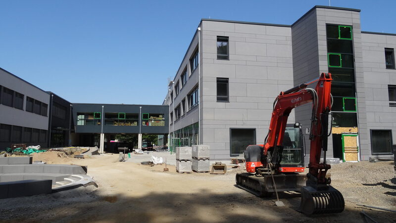 Der zukünftige Schulhof der Grundschule Kruppstraße ist derzeit noch eine Baustelle. Doch das soll sich bis zum Ende der Sommerferien ändern.