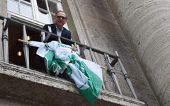 Oberbürgermeister Andreas Mucke hisst Flagge
