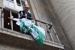 Oberbürgermeister Andreas Mucke hisst Flagge