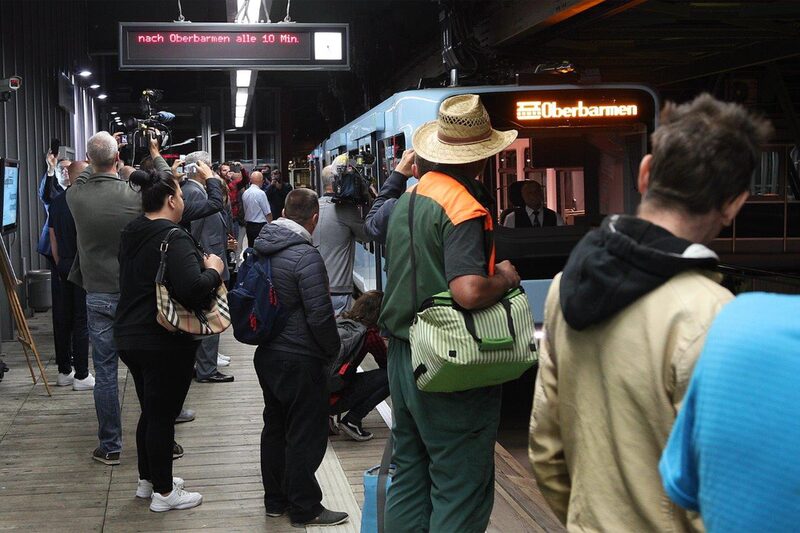Großes Medienaufgebot und zahlreiche Fahrgäste mit Handys beim Start der ersten Bahn an der Haltestelle Vohwinkel