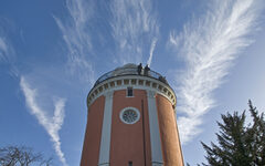 Elisenturm, Perspektive von unten mit blauem Himmel und Schleierwolken