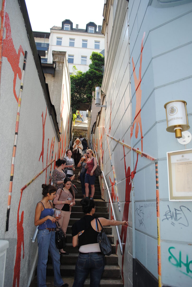 Preßburger Treppe mit Menschen und gemalten Silhouetten an den Wänden der angrenzenden Gebäude