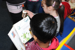 Kinder lesen in einem Buch