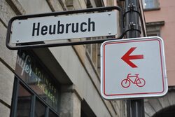 Radweg-Schild am Heubruch