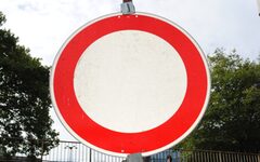 Durchfahrt verboten-Schild, rundes weißes Verkehrsschild mit rotem Ring außen