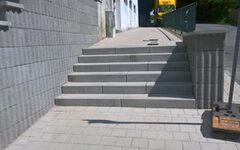 Der neue Gehweg mit Treppe in der Gildenstraße