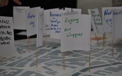 Zettelchen an Zahnstocher markieren die Ideen der früheren Konferenz-Teilnehmer auf einem Stadtplan
