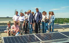 Bei der Einweihung der neuen Solaranlage war Oberbürgermeister Andreas Mucke (Mitte) anwesend
