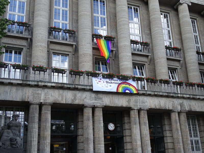 Am Balkon des Rathauses in Barmen hängt während der Wupperpride eine Regenbogenflagge – als Zeichen für Respekt und Toleranz in Wuppertal sowie als Zeichen gegen Ausgrenzung.