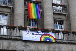 Am Balkon des Rathauses in Barmen hängt während der Wupperpride eine Regenbogenflagge – als Zeichen für Respekt und Toleranz in Wuppertal sowie als Zeichen gegen Ausgrenzung.