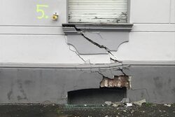 In einem Haus in der Straße Beyeröhde im Wuppertaler Stadtteil Langerfeld hat sich unter einem Fenster ein großer Riss gebildet. Das Gebäude droht einzustürzen.