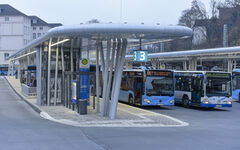 Busse warten am neuen Busbahnhof