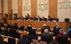 Auf dem Foto ist der Ratssaal im Rathaus Barmen mit Mitglieder des Stadtrats zu sehen.