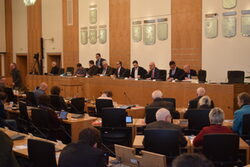 Auf dem Foto ist der Ratssaal im Rathaus Barmen mit Mitglieder des Stadtrats zu sehen.
