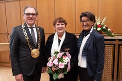 Oberbürgermeister Andreas Mucke (links) hat Barbara Krott (Mitte) mit dem Bundesverdienstkreuz ausgezeichnet.