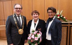 Oberbürgermeister Andreas Mucke (links) hat Barbara Krott (Mitte) mit dem Bundesverdienstkreuz ausgezeichnet.