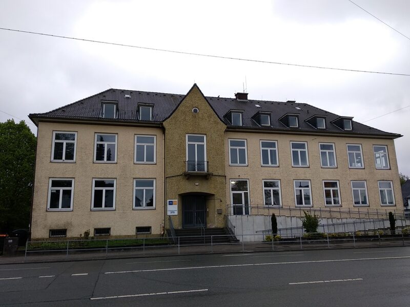 Die Gelbe Schule vor der Sanierung hatte ein angegraute Fassade