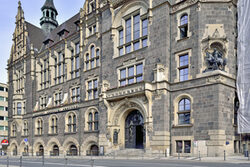 Fassade und Eingangsbereich des Historischen Rathauses Elberfeld