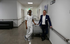 Auf dem Bild stehen Oumar B. (links) und Mario Löblein (stellvertretender Pflegedirektor) im Wuppertaler Petrus-Krankenhaus vor einem Krankenbett