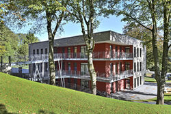 Die neue Einrichtung in Ronsdorf ist vor einem baumbestandenen Hang gebaut