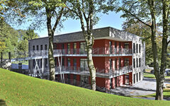 Die neue Einrichtung in Ronsdorf ist vor einem baumbestandenen Hang gebaut