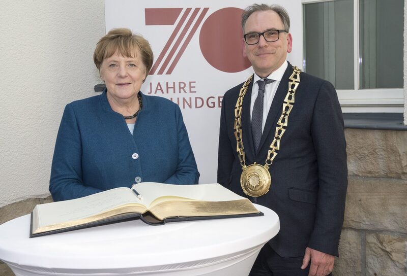 Bundeskanzlerin Angela Merkel mit Oberbürgermeister Andreas Mucke bei der Eintragung in das Goldene Buch der Stadt