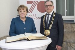 Bundeskanzlerin Angela Merkel mit Oberbürgermeister Andreas Mucke bei der Eintragung in das Goldene Buch der Stadt