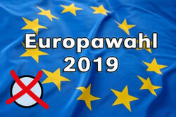 Europa-Flagge zeigt einen Kreis aus zwölf goldenen Sternen auf blauem Hintergrund.